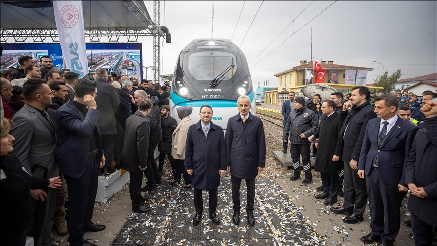 Bakanlar Uraloğlu ve Gürlek, Sakarya'da milli hızlı treninin yol testleri törenine katıldı