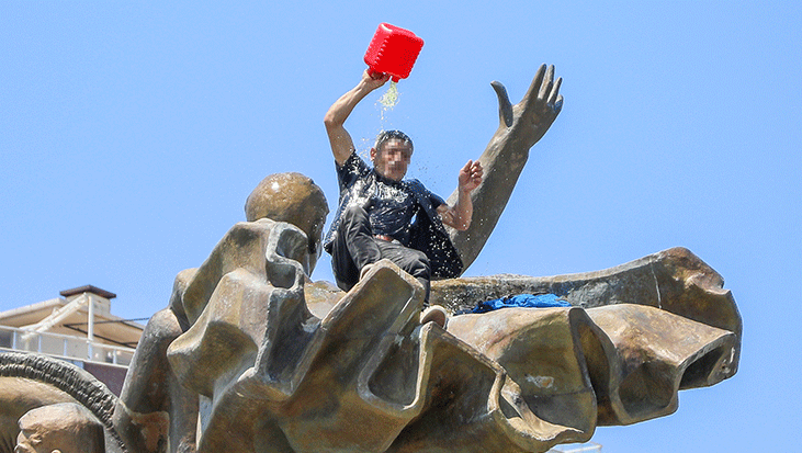 Antalya'da şok görüntü! Anıta çıkıp üzerine benzin döktü, dans etti: 'Yakacağım kendimi'