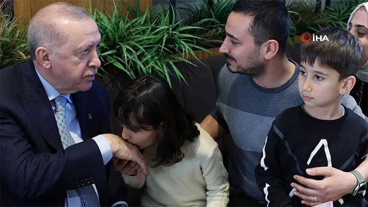 Cumhurbaşkanı Erdoğan kafede vatandaşlarla sohbet etti
