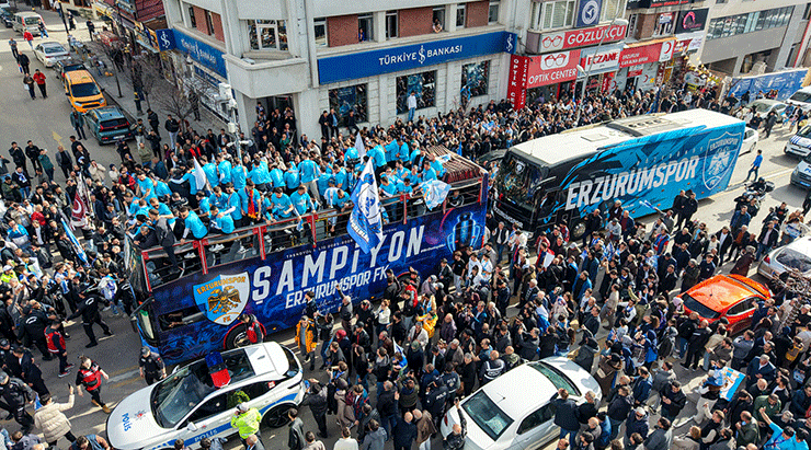 Erzurumspor taraftarıyla şampiyonluk turu attı!