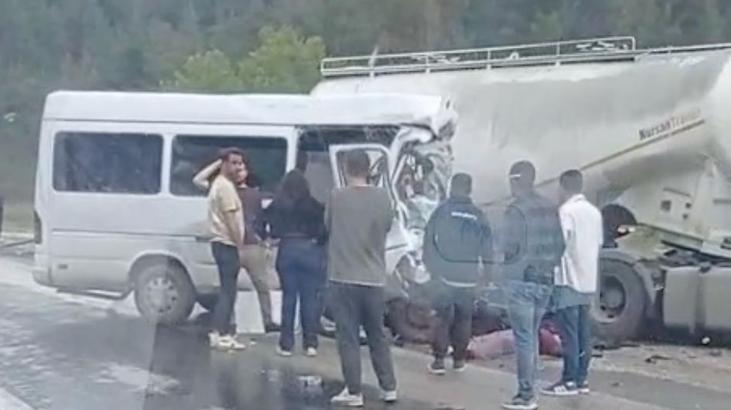 Isparta-Antalya karayolunda can pazarı! Tır ile minibüs çarpıştı: 7 ölü, 7 yaralı