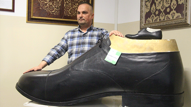 Türkiye'nin giyilebilir en büyük ayakkabısı ortaya çıktı! Tam 222 numara